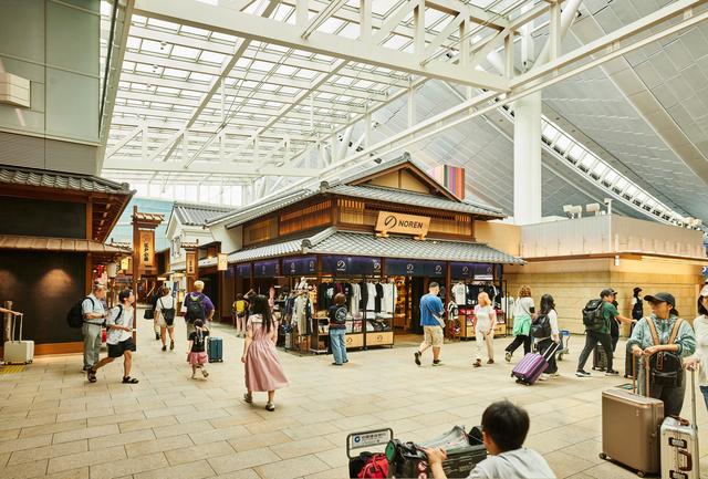 画像: 様々な国からの旅行客がお店の前を行き交う様子