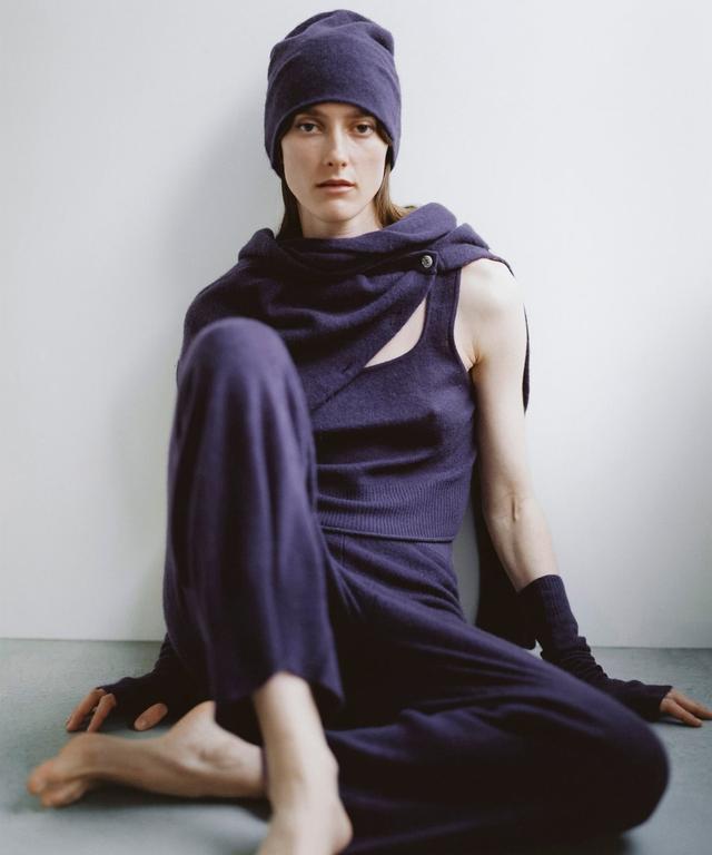 画像: Sheer cashmere camisole ¥19,800 / Sheer cashmere cardigan ¥33,000 /Sheer beanie 25aw ¥15,400 /Sheer cashmere pants ¥35,200 /Sheer cashmere warmer long ¥13,200