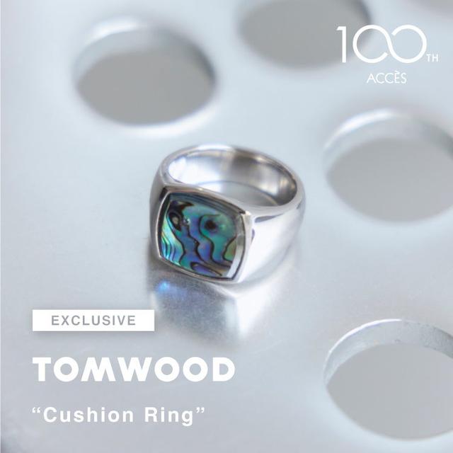 画像: TOM WOODのアイコンであるCushionリングに、水面に輝く月や光の反射を思わせる希少な天然石アバロンシェルをセットしたシグネットリング。