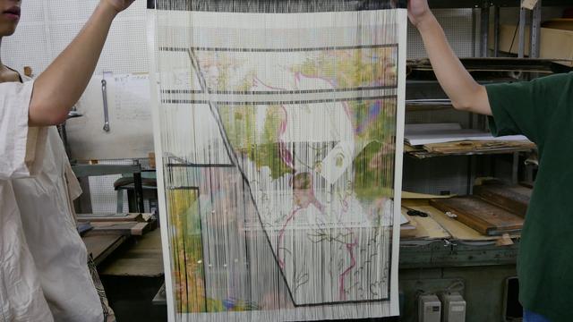 画像: 裁断したての引箔を持つぐらにゅーとーの二人