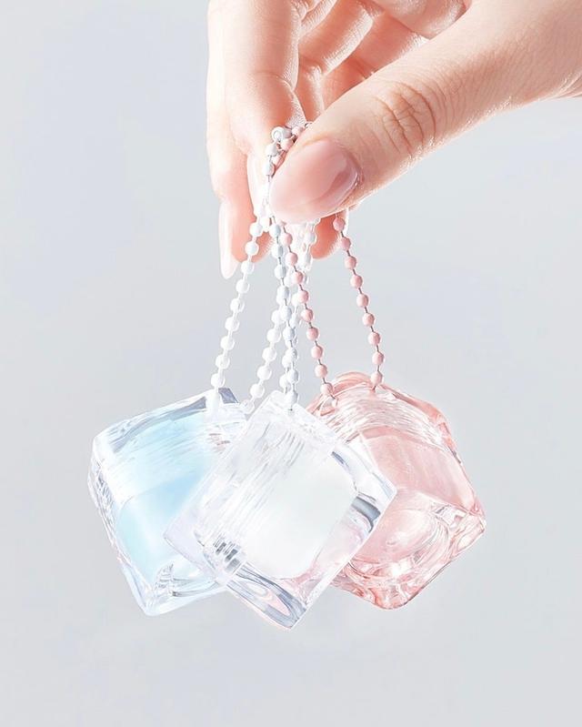 画像: キーリングにもなる氷型のケース!