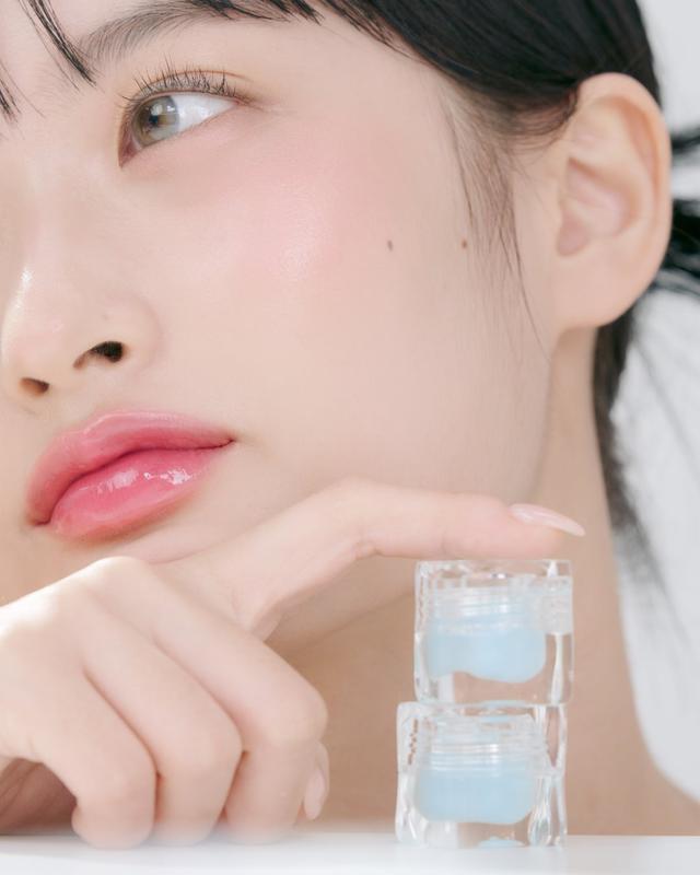 画像: ラメ入りのきらめくリップバーム