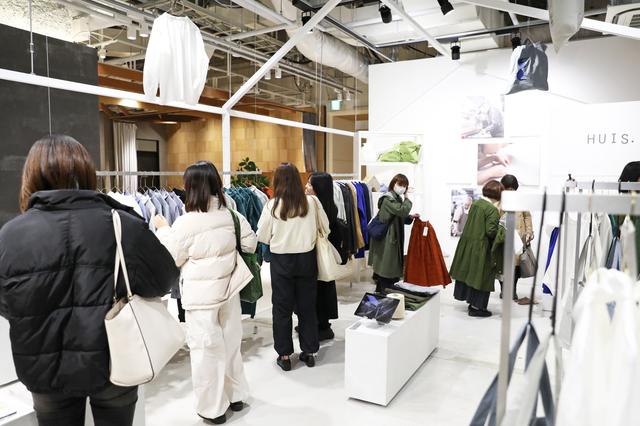 画像: 渋谷スクランブルスクエア9F(garage内)の「渋谷ショールーム」は、旗艦店として国内外の来客で賑わう。