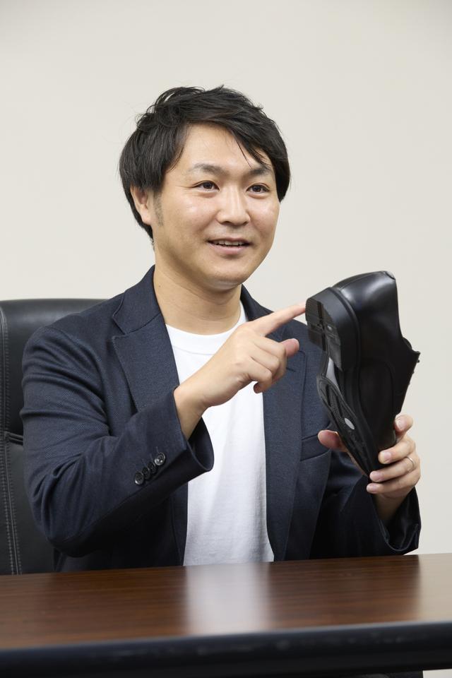 画像: 「品番に適したソールを簡易に指示が出せるシステムを求めていた」と語るアシックス商事経営企画部の田村啓太さん