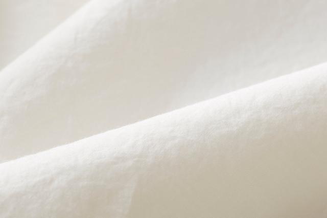 画像: 「遠州織物」は世界的なアパレル高級シャツ生地として業界の中では古くから知られた生地。通常の20〜30倍の時間をかけゆっくりと織り上げるHUISの生地は、特別な風合いと機能性を持つ。
