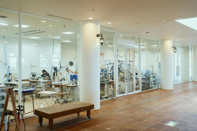 画像: ◾️生産環境:海まで徒歩3分。どこよりもフィールドに近い縫製工場