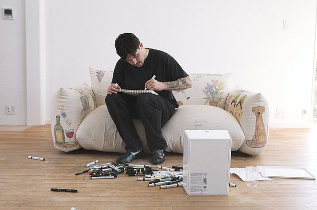 画像: マレンコにペイントをする、アーティストのj.30000氏。