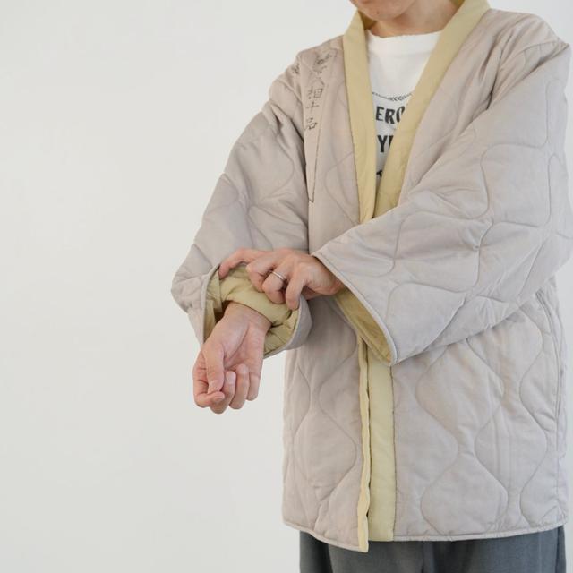 画像: 作業時には袖をまくって。