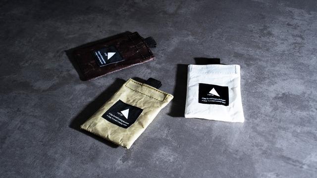 画像: ポケットの中にもバッグの中にもハードユースに耐えうる頑強なセイルクロスはコインケースや、イヤフォンケースに最適な素材です。セイルクロスの硬質な素材感が、使うほどになじむ経年変化はほかにはない愛着を感じることができます。