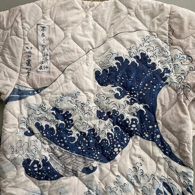 画像: 繊細なグラデーションも細部までプリントした大胆な背面。