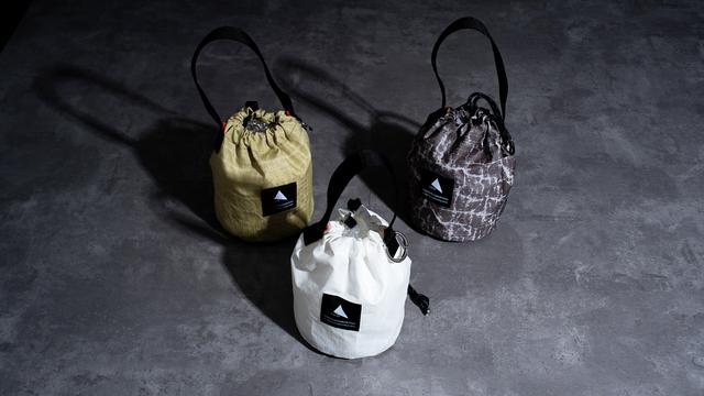 画像: セイルクロスを用いたバケット型バッグは、ドローコードで巾着のように絞り込める仕様で、カラビナリングが付属することからキーケースなど自分なりの使用方法でお使いいただけます。