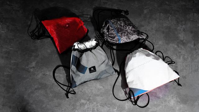 画像: スタンダードなナップサックにメッシュのアクセントを施したデザインは、シリーズの中では大ぶりなバッグで、セイルクロスの個性が際立つプロダクト。個体によって染色ムラやヨットオーナーの加えた意匠があり唯一無二のストーリー性を感じさせます。