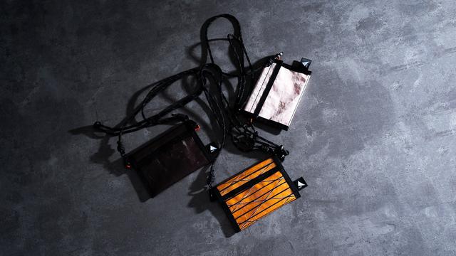 画像: ベリベリ!と音を立ててハードに使えるデイリー使用に最適なアイテム。財布や小物入れとしてはもちろん、付属するショルダーストラップで1マイルのお出かけに最適。使い込むことによってさらに経年変化とストーリー性を感じることができるセイルクロスはデイリー使用にぴったりです。