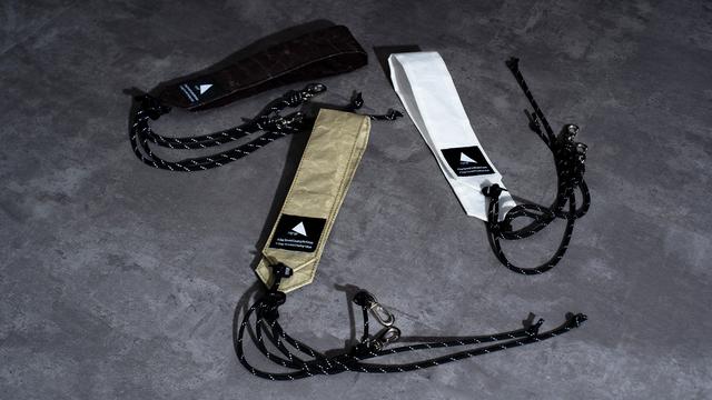 画像: セイルクロスとパラコードをつなぎ合わせたショルダーストラップは汎用性に優れ、バッグにもスマートフォンにもマルチに使えるアイテムです。使いたいアイテムをカスタムして付け加えていく、自分だけの使い方を見つけることができるプロダクトです。