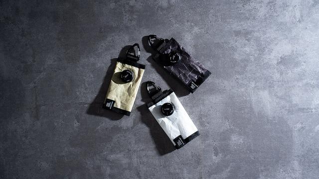 画像: ひとつひとつ表情の違うヨットセイルを使用したキーケースは、スニーカーパーツなどでも用いられる「FREELOCK」を使い、直感的な使用感とインパクトのあるデザインを両立。ワイヤーを巻き取る心地よいクリック音に愛着を感じる、手放せなくなるキーケースです。