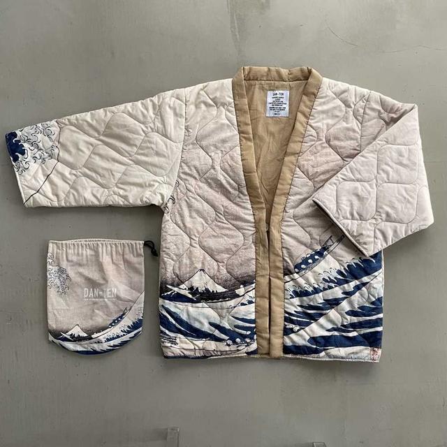 画像: 神奈川沖浪裏 前面は柄合わせで一続きに。袖口にも柄が入ります。