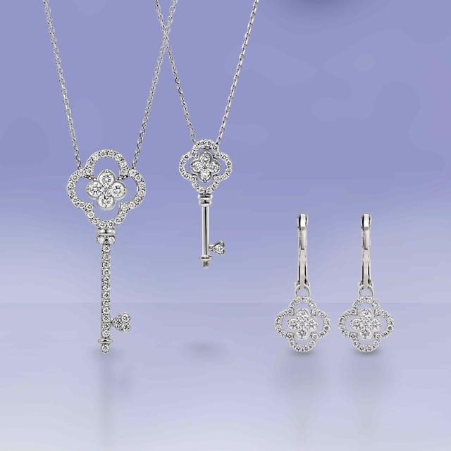 画像: 左より Pt950/Pt850 ダイヤモンド ネックレス 297,000 円 税込 Pt950/Pt850 ダイヤモンド ネックレス 149,600 円 税込 ) Pt950/Pt900 ダイヤモンド ピアス 198,000 円 税込