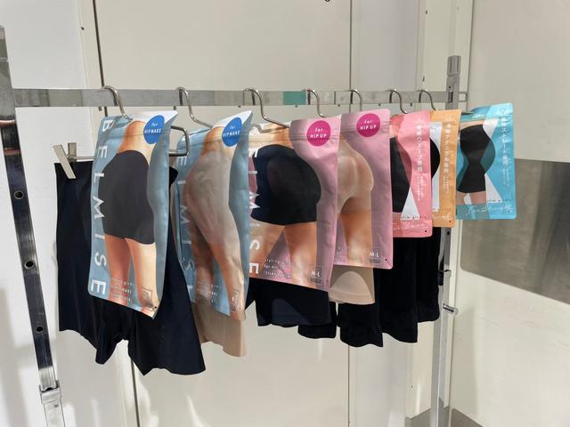 画像: 試着室に設置されたガードル