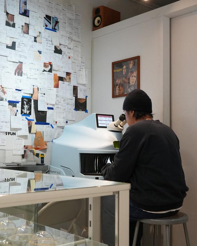 画像: 職人がレーザー溶接している風景