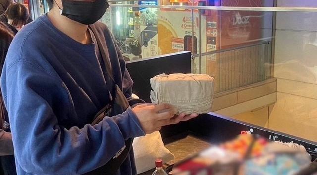 画像: 実証実験で圧縮を体験してもらっている様子