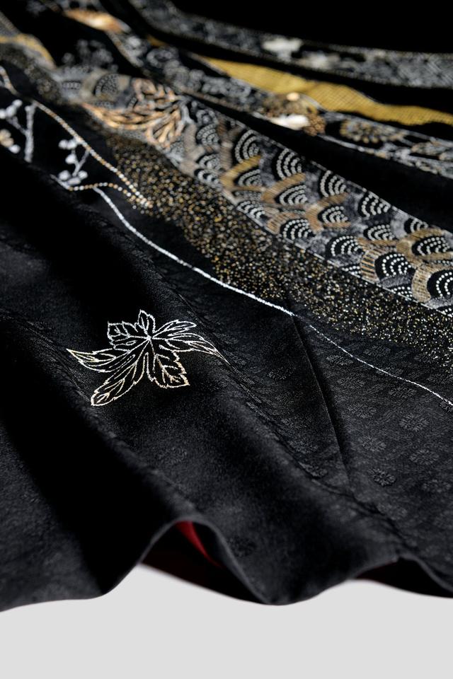 画像1: デザインに合わせてセレクトされた地紋の異なるシルク生地