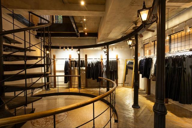 画像: クラシカルな内装と特注什器でブランド世界を体感できる空間