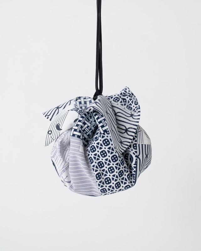 画像: 巾着 13,200円 風呂敷　小 11,000円 / 大 14,300円