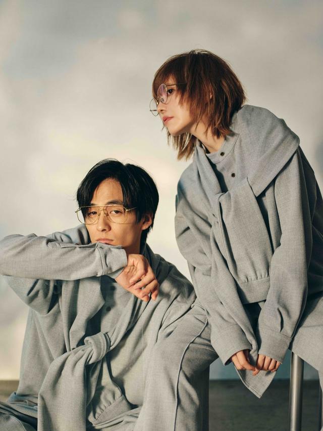 画像1: Serene Wrap Pajama Shirt ¥31,000（税抜） / Serene Drape Chino Pants ¥29,000（税抜）