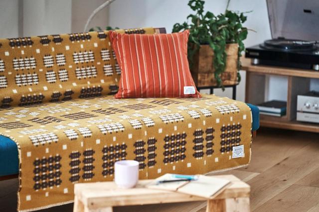 画像: インテリアに映える色柄で、ソファやベッドに掛けるだけで空間の印象を豊かにします。