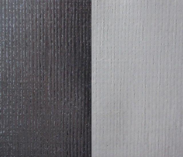 画像: 開発したリバーシブルカラー仕様のシート素材。 組成は、経糸ヴァージンポリエチレン製フラットヤーンを使用、緯糸再生ポリプロピレン製フラットヤーン(80%:使用済みクリアホルダー由来、20%:工場内廃棄ペットボトルキャップ由来)
