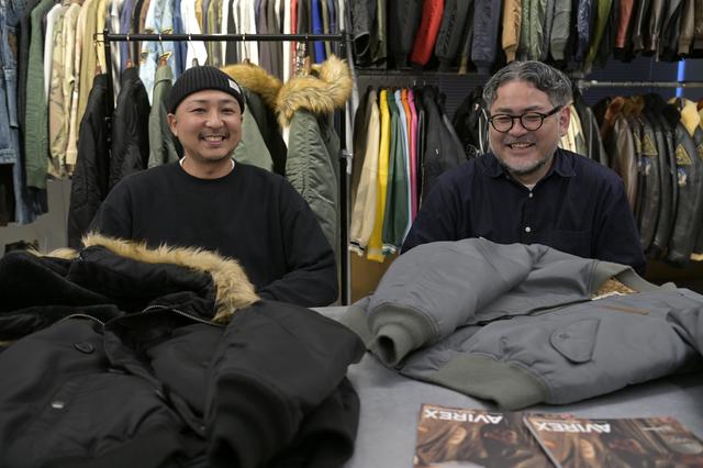 画像: 「AVIREX」ブランド生誕５０周年を記念した特別アイテムなどを紹介するTSI 上野商会事業部の田中洋二さん（左）と菊地元さん（右）