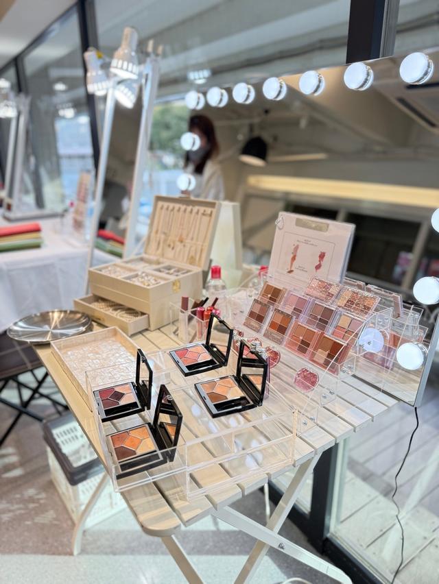 画像: スタジオでは、実際にコスメやアクセサリーの色をお見せしながら、「似合う」を丁寧にお伝えしています。