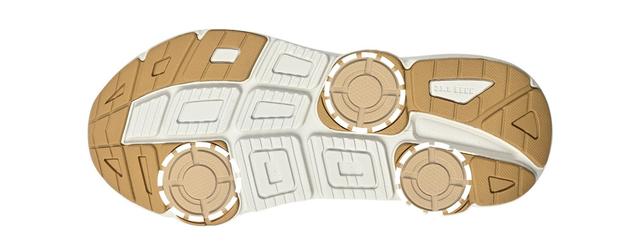 画像: 支えるのは3つのポイント。実感するのは驚きの安定感。