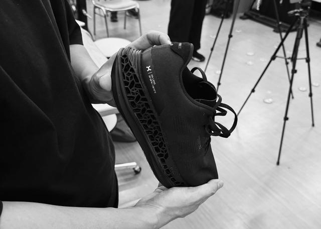 画像: ■ 2年の開発期間を経て誕生したランニングシューズ「HX LENS（レンズ）」