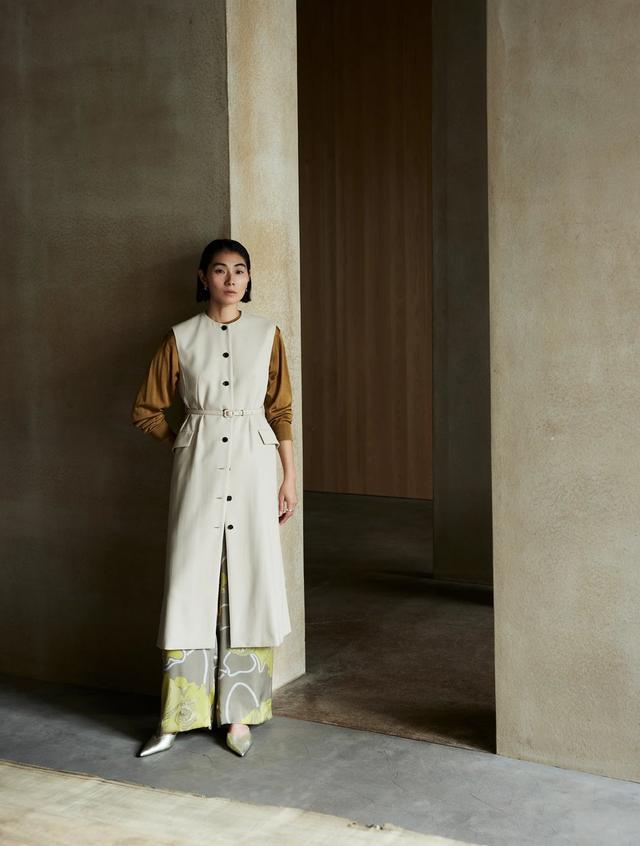 画像: Dress / ¥69,300 / TOMORROWLAND collection Knit / ¥29,700 / Ballsey Pants / ¥25,300 / Ballsey