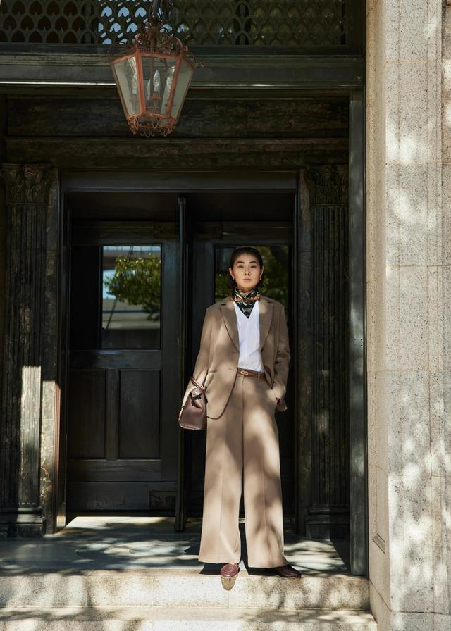 画像: Jacket / ¥33,000 / Ballsey　Blouse / ¥29,700 / TOMORROWLAND collection　Pants / ¥19,800 / Ballsey