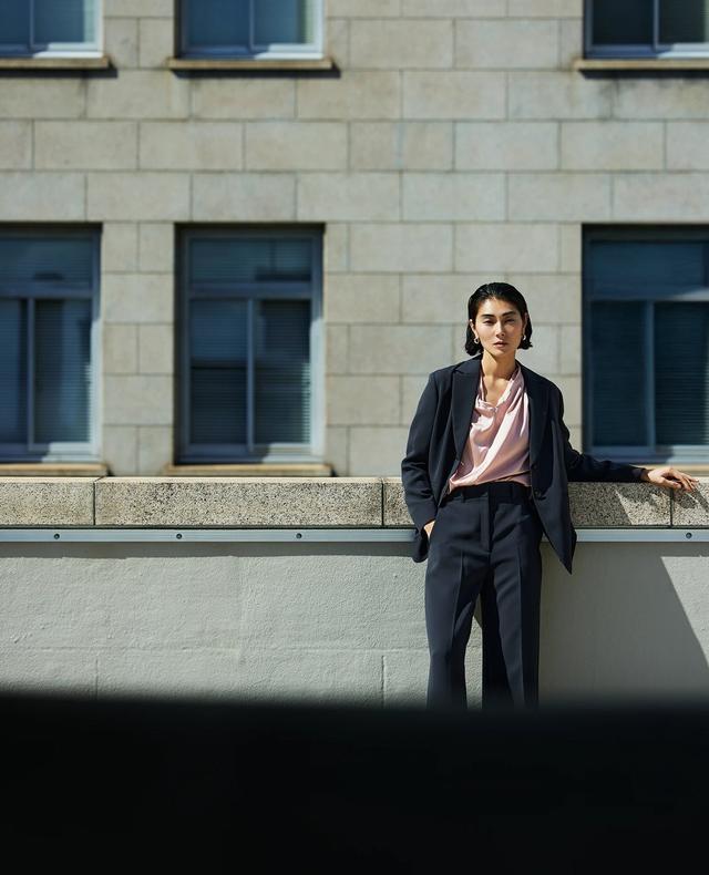 画像: Jacket / ¥33,000 / Ballsey　Blouse / ¥36,300 / TOMORROWLAND collection　Pants / ¥19,800 / Ballsey