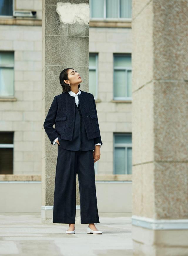 画像: Jacket / ¥39,600 / Ballsey　Vest / ¥35,200 / Ballsey　Blouse / ¥33,000 / TOMORROWLAND collection　Pants / ¥28,600 / Ballsey