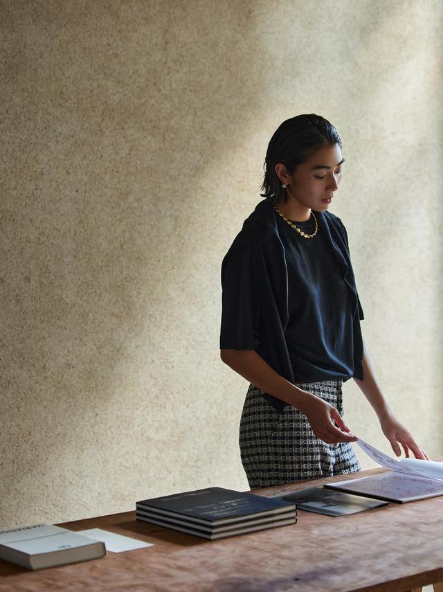 画像: KNIT / ¥25,300 / Ballsey　KNIT / ¥29,700 / Ballsey　Pants / ¥39,600 / TOMORROWLAND collection