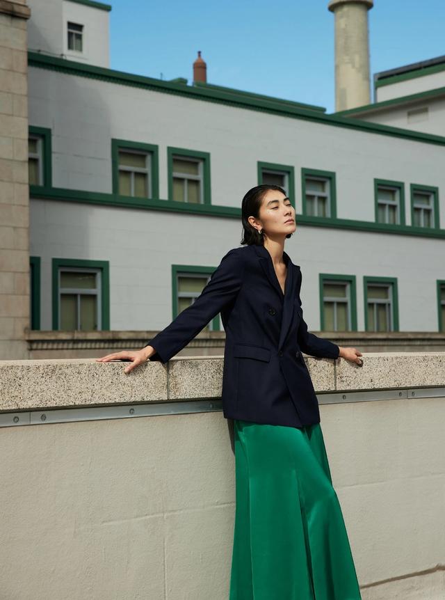 画像: Jacket / ¥88,000 / TOMORROWLAND collection Skirt / ¥22,000 / Ballsey