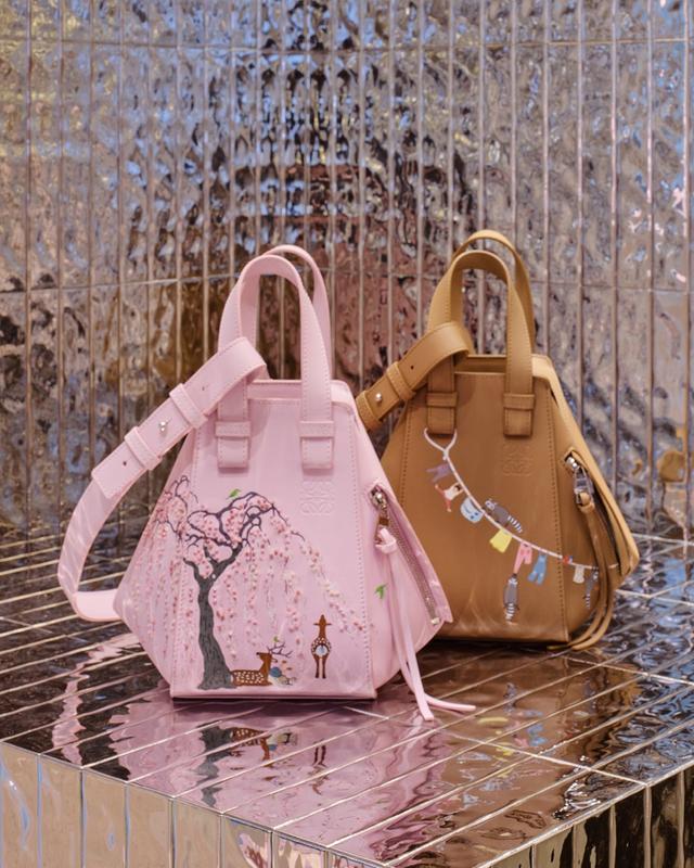 画像: 左：シカと子ども ハンモックバッグ コンパクト ￥522,500(税込)　右：アライグマと子ども ハンモックバッグ コンパクト ￥455,400(税込) どちらもカサロエベ銀座限定