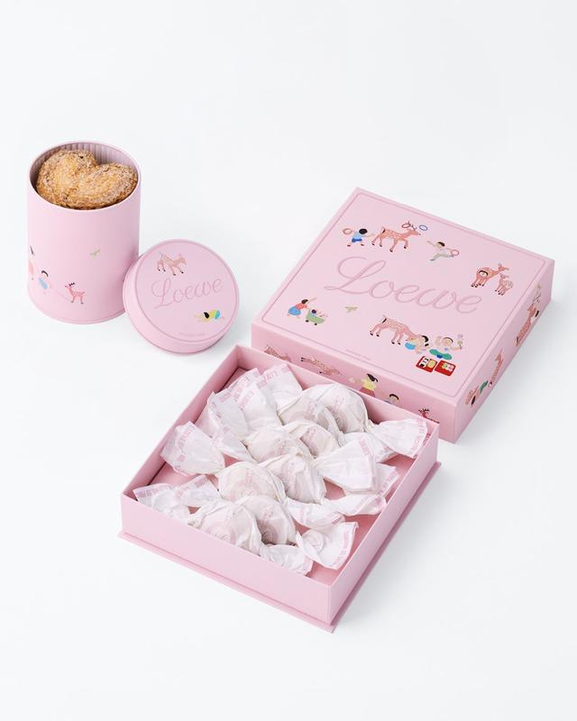 画像: 左：LOEWE x Suna Fujita パルメラ (10枚) ￥6,300(税込)　右：LOEWE x Suna Fujita ポルボロン (8個) ￥5,200(税込)　どちらもカサロエベ銀座限定