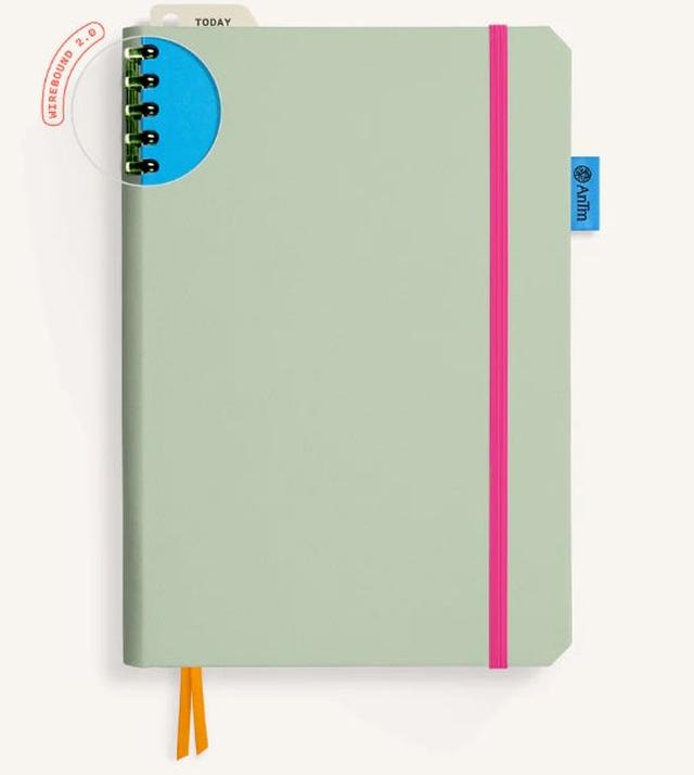 画像: <参考色>カバー:GLAUCOUS、エラスティックバンド:FUCHSIA、ブックマークルーラー:ORANGE、ワイヤーバインダー:FERN