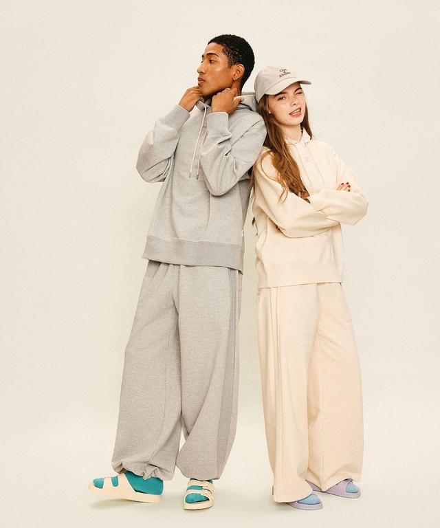 画像: オリジナルロゴフーディー ￥19,800 (in tax)/オリジナルロゴスウェットパンツ ￥21,780 (in tax)/【IGOR】HABANA サンダル ￥7,480(in tax)