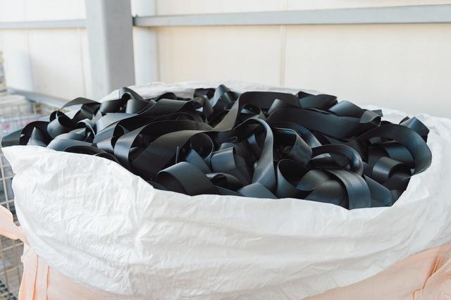 画像: 工場から出る自動車用シートベルト端材