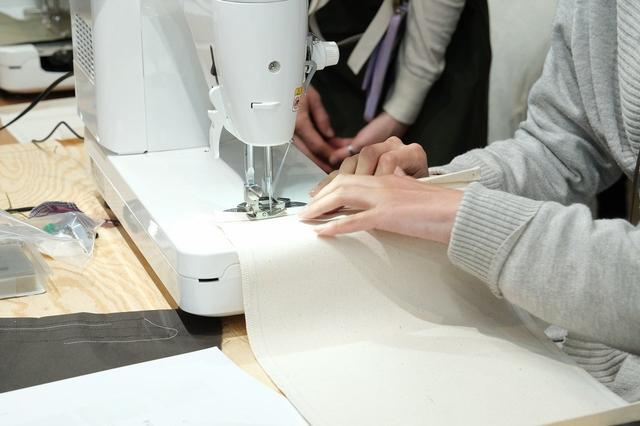 画像: ミシンの作業はスタッフのサポート付き