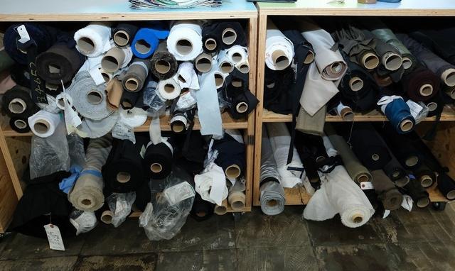 画像: 生地選びもスタッフがサポートします