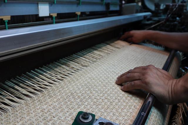 画像: 反物として織る