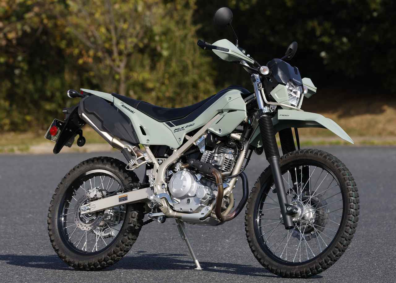 画像: Kawasaki KLX230 SHERPA 2025年モデル 総排気量:232cc エンジン形式:空冷4ストロークSOHC2バルブ単気筒 シート高:845mm 車両重量:134kg 発売日:2024年11月27日 税込価格:63万8000円