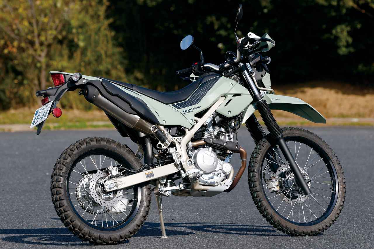 画像: KLX230 Sとは異なり、すっきりとしたデザインのサイドカバーを採用しています。ストリートでの機動力を活かすため車体は極力スリムに仕上げられています。